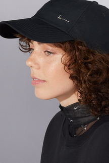 Cappellino con Swoosh in metallo FB5372-010