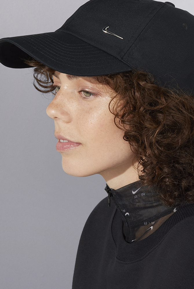 Cappellino con Swoosh in metallo FB5372-010